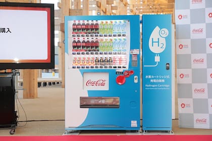 Para la Expo Mundial 2025, la filial japonesa de Coca-Cola presentó una expendedora de latas de gaseosa que no se enchufa: usa hidrógeno como fuente de energía para la heladera