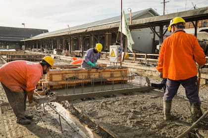 Para la extensión del viaducto Belgrano Sur se quitaron viejas vías y se colocaron nuevas, además de la infraestructura en estaciones y otras instalaciones