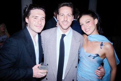 Para la fiesta posterior, la "novia" se cambió e impactó con un Dolce Gabbana vintage decorado con mariposas 3D en el corset y breteles