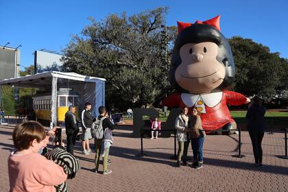 Para la foto: la Comisión de Cultura de la Feria instaló una Mafalda gigante en La Rural