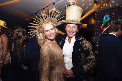 Para la hora del carnaval carioca, Valeria lució una tiara de rayos, mientras que su marido llevó una galera.