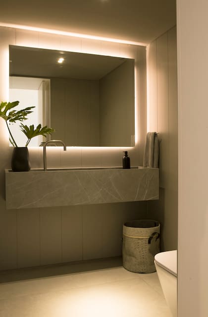 Para la iluminación del toilette, Mariana Flombaum eligió un espejo con tira led.
