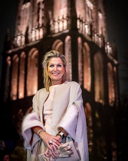 Para la inauguración de la Torre Dom, Máxima Zorreguieta lució una blusa, pantalones tipo palazzo y un abrigo a tono (Foto: Instagram @patrickvkatwijk)