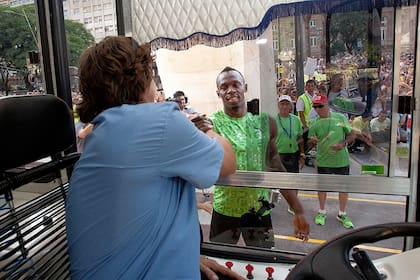 Para la inauguración del Metrobus 9 de Julio en diciembre de 2013, Usain Bolt corrió contra una unidad de la línea 59. "Fue el día más importante de mi vida", dice Guillermo Dietrich, entonces subsecretario de Transporte porteño