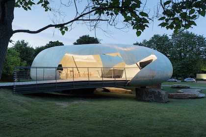 Para la instalación del Serpentine Pavilion, equilibró un armazón de fibra de vidrio que filtraba la luz sobre piedras macizas y toscamente talladas