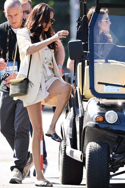 Para la la entrega de medallas de ciclismo optó por un conjunto de blazer de Celine y mono corto de Zara de la colección pasada, que complementó con una bandolera Cesta Collective, mules Yves Saint Laurent y anteojos Krewe.