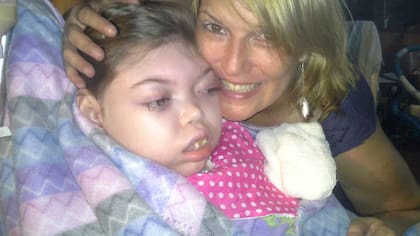 Para la mamá de Katrina, el cannabis medicinal provocó un milagro: su hija está más conectada y puede jugar con ella