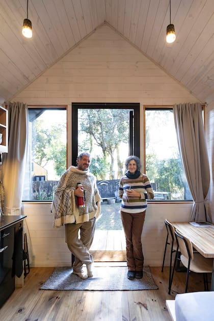 Para la mesa, reutilizó la madera de un deck. Durante la sesión de fotos, se acercó Marcelo, un vecino del complejo cuyo espacio veremos a continuación