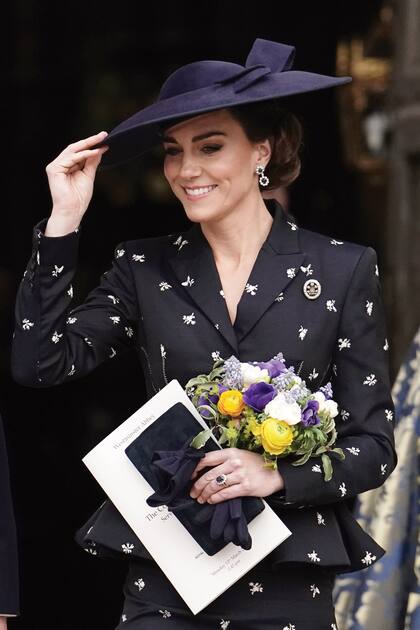 Para la misa por el Día de la Commonwealth, el 13 de marzo pasado, eligió un clutch azul oscuro que combinó con el traje de Erdem y la pamela de Sean Barrett.