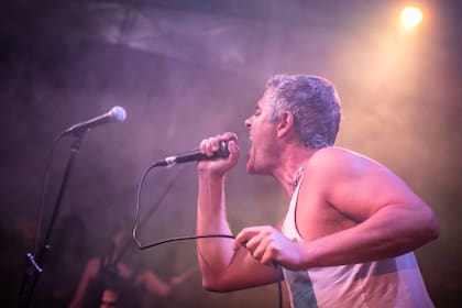 Para la noche de karaoke hubo invitados ya pautados y público en general, como Mike Amigorena, que terminó subiéndose al escenario mientras Pilar Gamboa contaba que lo sigue desde que tenía el grupo Ambulancia