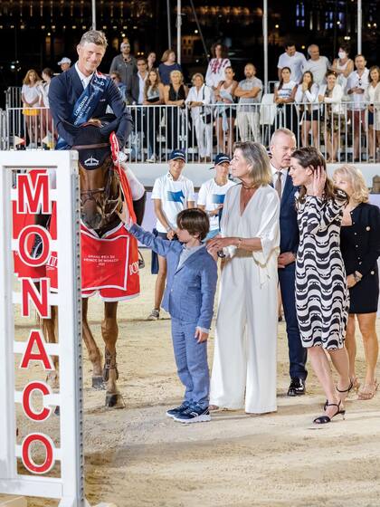 Para la ocasión, Carolina eligió un conjunto blanco de la firma Haslton que complementó con cinturón anudado a la cadera. Por su parte, Charlotte impactó con un vestido midi de seda en blanco y negro de Chanel.