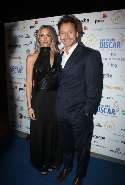 Para la ocasión, el actor eligió un traje azul oscuro que lució sin corbata y su novia eligió un vestido negro que resalta su figura