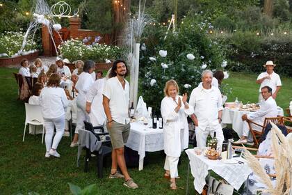 Para la ocasión, el matrimonio acondiciona su caserón con flores blancas hechas con tela y papel que cuelgan de los árboles