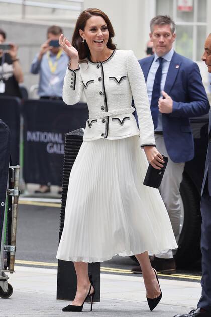 Para la ocasión, eligió un vestido midi de bouclé y chifón de Mr Selfportrait y un sobre clásico de Chanel. Los pendientes, imitación perlas y diamantes, eran de Heavenly London y los stilettos de gamuza eran de Aquazzura, modelo Bow Tie 105, iguales a unos que tiene su cuñada, Meghan Markle.