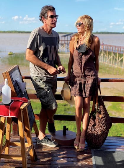 Para la ocasión, ella eligió un vestido en tono chocolate que combinó con un maxibolso de fibras naturales y sombrero tipo Panamá.