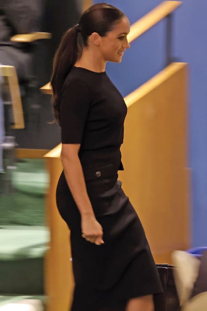 Para la ocasión, la duquesa eligió un sobrio look en negro.
