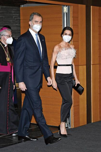 Para la ocasión, la Reina de España eligió un conjunto de dos piezas de la firma The Second Skin Co. Complementó con unos diamantes redondos con oro blanco. Después de un día con agenda completa, los Reyes volvieron a mostrarse juntos en la cena oficial.