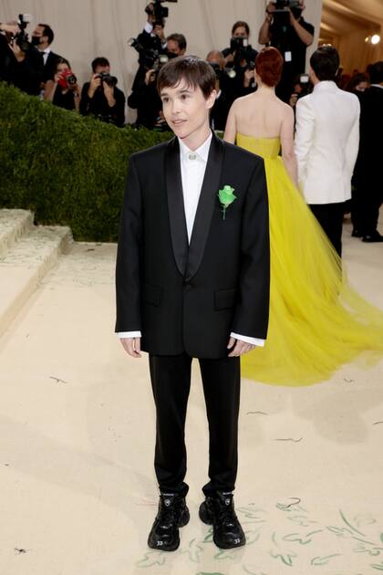 Para la ocasión lució un traje de Balenciaga que combinó con un detalle de color verde