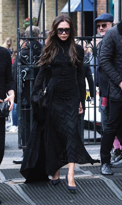 Para la ocasión, Victoria Beckham apostó por un vestido de cuello alto calado que completó con stilettos, todo en negro.