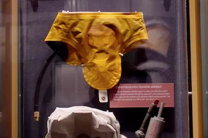 Para la orina, los astronautas usaron un dispositivo llamado Recolector de orina y Ensamblaje de transferencia (UCTA)