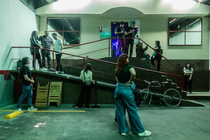 Para la performance, la playa de estacionamiento de lugar se convierte en una especie de hall de entrada de un teatro