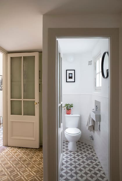 Para la pintura de los ambientes eligieron blanco mate en todos los techos y paredes, y ‘Gris Fósil’ (Alba) para marcos y aberturas. “Todo nuestro juego ocurre sobre un lienzo clásico”, explican.