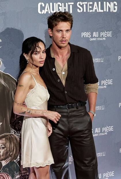 Para la premiere de Atrapado robando, Kravitz eligió un vestido lencero en tono arena, mientras que él combinó una camisa doble en tonos beige y chocolate con un pantalón de cuero negro