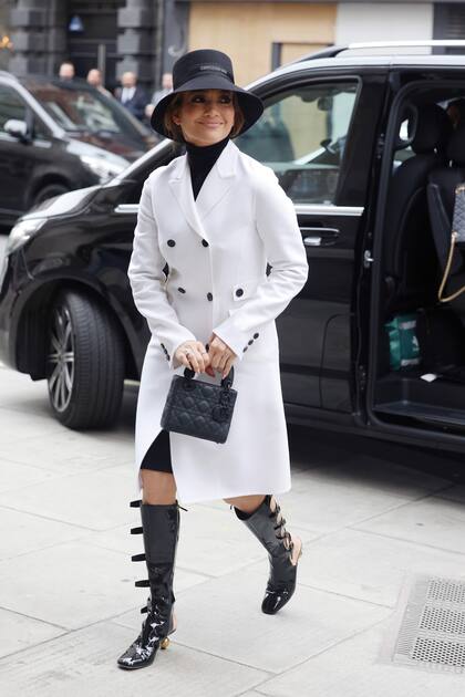 Para la presentación de su
película en Londres eligió un total look de Dior inspirado en los años sesenta, con abrigo de
gabardina, polera negra y botas de charol con hebillas y taco dorados D-Idole de la misma
casa francesa.