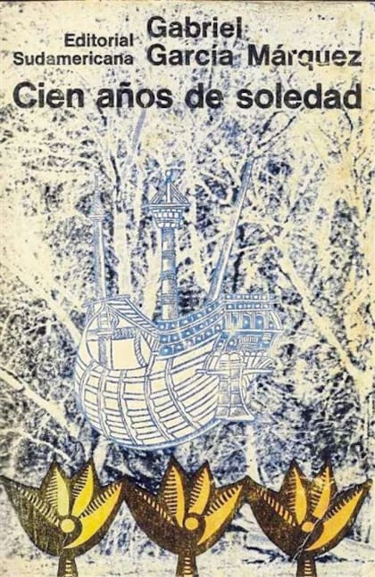 ) Para la primera edición, de 1967, García Márquez quería una obra del pintor Vicente Rojo, que no llegó a tiempo –la imagen de las etiquetas, que luego se incorporó a la segunda tirada- y Sudamericana encargó un diseño a Iris Pagano y ella improvisó un galeón en una selva azul que reposa sobre flor