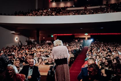 Para la primera parte de la apertura, distintos artistas locales ocuparon desde el pasillo centra, en donde un actor representó al personaje de Mamá Cora; al escenario principal