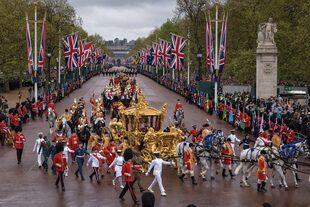 Para la Procesión de la Coronación, los Reyes cambiaron su carruaje y volvieron al Palacio de Buckingham en la Carroza de Oro del Estado. Los precedió un desfile de cuatro mil efectivos distribuidos en ocho bloques, acompañados por diecinueve bandas de música.