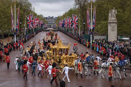 Para la Procesión de la Coronación, los Reyes cambiaron su carruaje y volvieron al Palacio de Buckingham en la Carroza de Oro del Estado. Los precedió un desfile de cuatro mil efectivos distribuidos en ocho bloques, acompañados por diecinueve bandas de música.