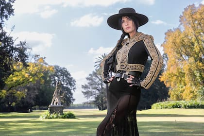 Para la producción, eligió todas prendas de su archivo personal. En esta imagen posa con un diseño de su autoría, que complementó con la misma chaqueta de Ralph Lauren Purple Label que usó en el casamiento de sus amigos Pierre Casiraghi y Beatrice Borromeo, en Italia, en 2015