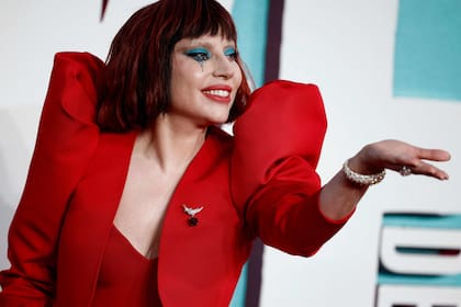 Para la red carpet, la actriz y cantante eligió un diseño al tono y un make up al estilo de su personaje. Además de actuar, Gaga será la encargada de musicalizar esta secuela con su álbum Harlequin. “La gente me conoce por mi nombre artístico, Lady Gaga. Esa soy yo como intérprete, pero eso no es lo que trata esta película; estoy interpretando a un personaje. Así que trabajé mucho en la forma en que cantaba para que viniera de Lee y no de mí como intérprete”, le explicó a la revista Empire la ganadora del Oscar y el Grammy