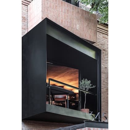 Para la reforma de la fachada se decidió intervenir en las aberturas