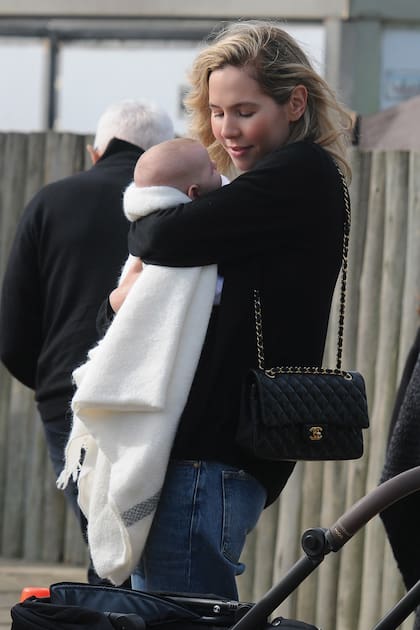 Para la relajada salida
del viernes al mediodía,
Elina llevó remera,
cardigan negro, jeans,
borcegos y la clásica
cartera 2.55 de Chanel.