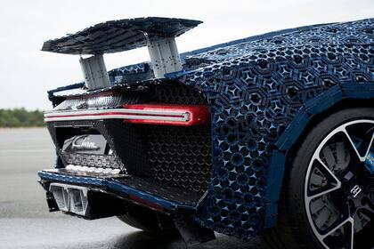 Para la réplica del Bugatti Chiron se utilizaron las piezas Technic de Lego, que se suelen emplear para modelos más complejos, ya que dispone de ejes, partes especiales y hasta pequeños motores eléctricos