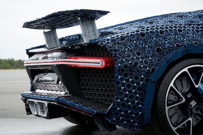 Para la réplica del Bugatti Chiron se utilizaron las piezas Technic de Lego, que se suelen emplear para modelos más complejos, ya que dispone de ejes, partes especiales y hasta pequeños motores eléctricos