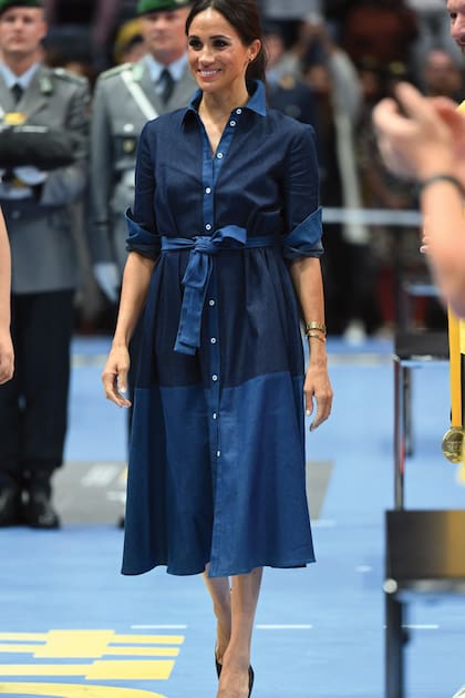 Para la sexta jornada, Meghan eligió un vestido camisero en dos tonos de azul de Carolina Herrera. Lo acompañó con zapatos negros Dior, aros de Pippa Small y una cadena con dije de Ariel Gordon Maffei.