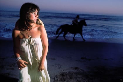 Para la tapa de Hasten Down the Wind, de 1976, Russell fotografió a Linda Ronstadt después del atardecer en su casa de Malibú. “El caballo”, dice, “fue un accidente”