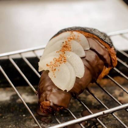 Para la tarde, la energía puede subir de la mano de este croissant bomba.