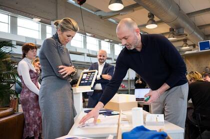 Para la visita la reina se lució con un look total grey (Foto: Instagram @koninklijkhuis)