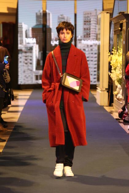 Para Lacoste, el tapado de paño rojo es el abrigo de la temporada, tan único como distinguido, si es 7/8 mejor