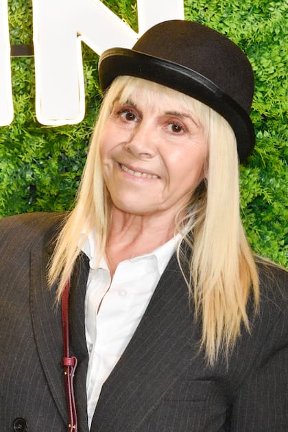 Para las fotos, Claudia Villafañe se animó a ponerse el sombrero del personaje de Francella