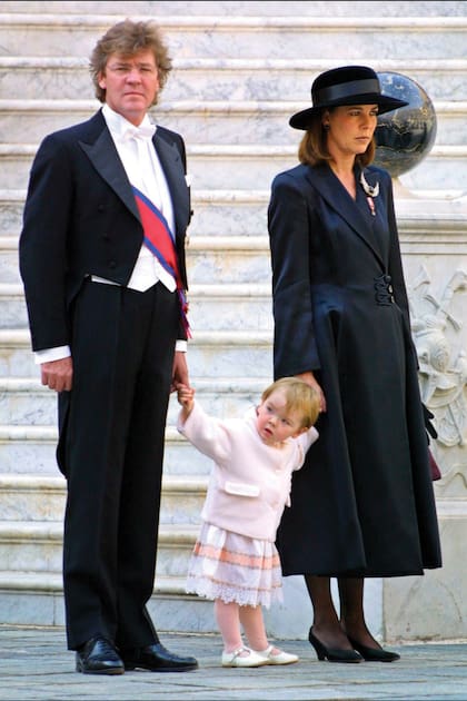Para las fotos, la princesa Carolina de Mónaco y Ernesto de Hannover junto a su hija Alexandra en 2001