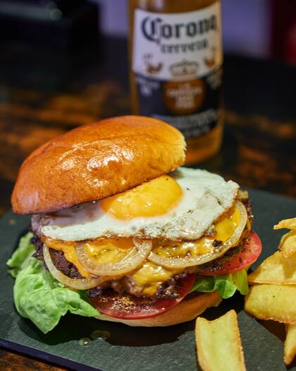Para las hamburguesas trabajan con cortes de carnicería argentina