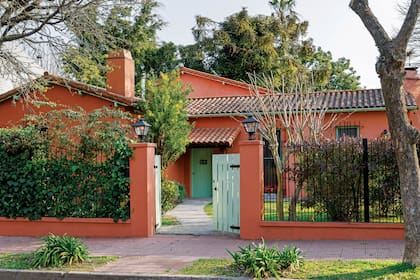 Para las paredes, Recuplast Frentes ‘8607’ (Sinteplast), para puertas y ventanas, esmalte sintético brillante ‘6723’ de Sherwin Williams.