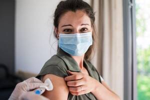 Para las personas que contraen Covid-19 a pesar de tener dos dosis de vacunas, las probabilidades de desarrollar síntomas que duren más de cuatro semanas se reducen en un 50%