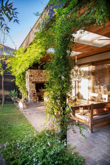 Para llegar a la casa debe atravesarse el jardín, que sorprende e impacta apenas se ingresa y que acompaña perfectamente la arquitectura