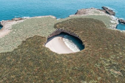 Para llegar a la playa, es necesario pasar por debajo de una formación rocosa de origen volcánico